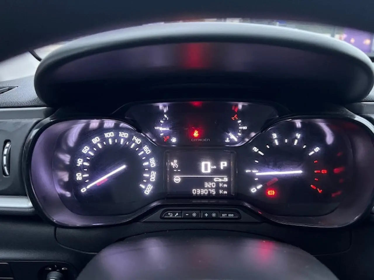 Vue rapprochée du tableau de bord numérique de la Citroën C3 Shine 2023, affichant le compteur et les voyants allumés.