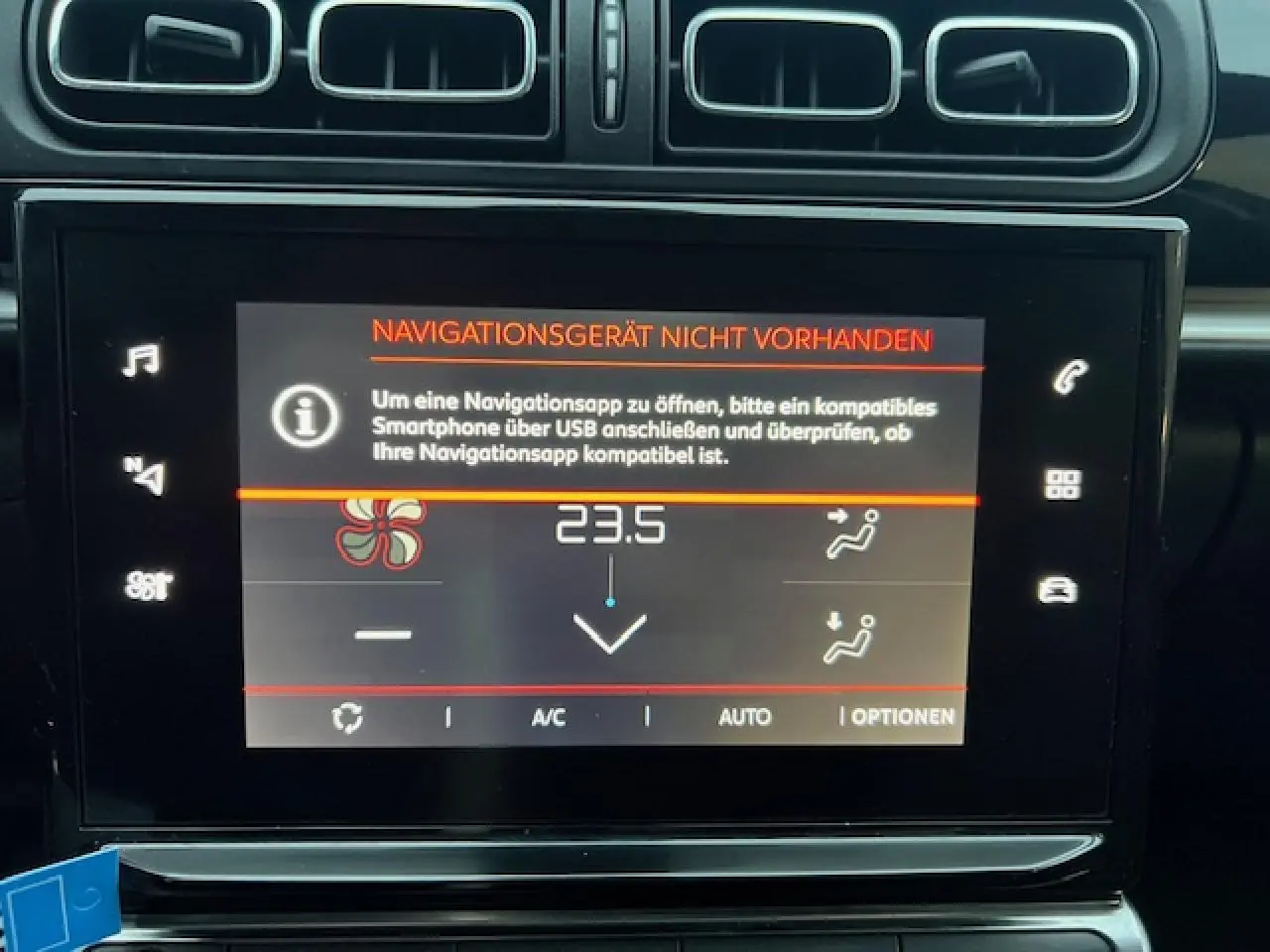 Écran tactile central de la Citroën C3 Shine 2023 affichant la climatisation à 23,5°C avec aérateurs noirs au-dessus