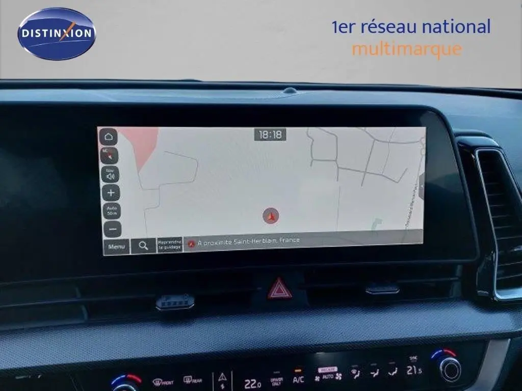 Vue rapprochée de l’écran tactile du tableau de bord du Kia Sportage gris Sirius Metal 2024 affichant la navigation.