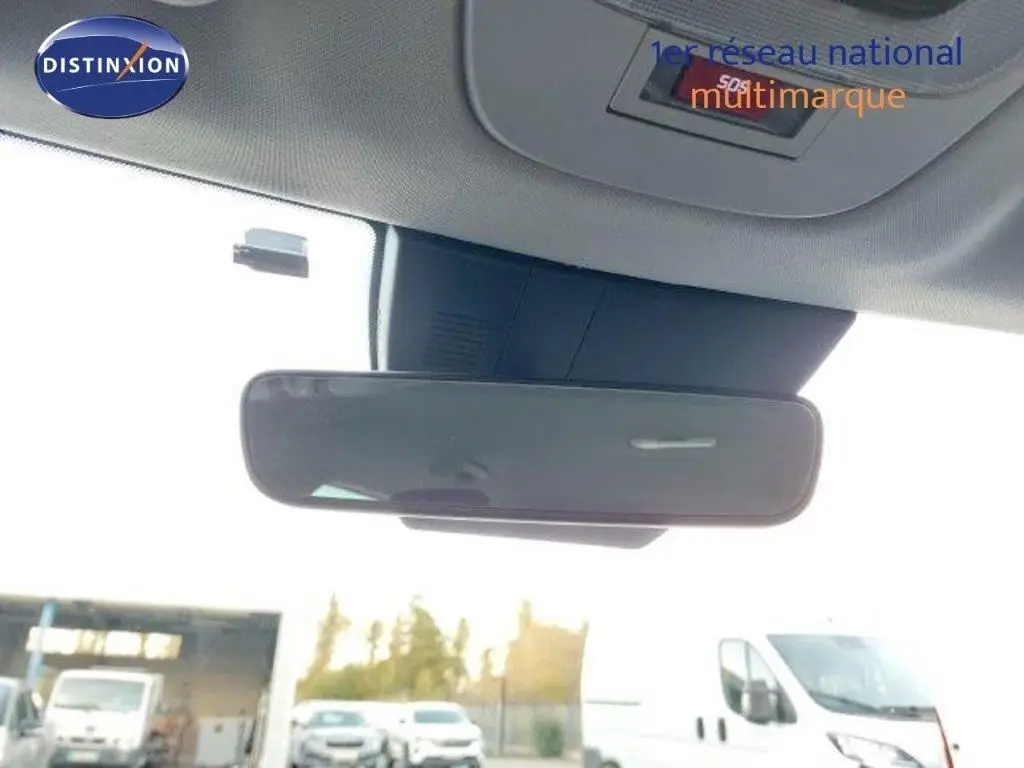 Rétroviseur intérieur du Kia Sportage gris Sirius Metal 2024, vue centrée sur le miroir et le plafond du véhicule.