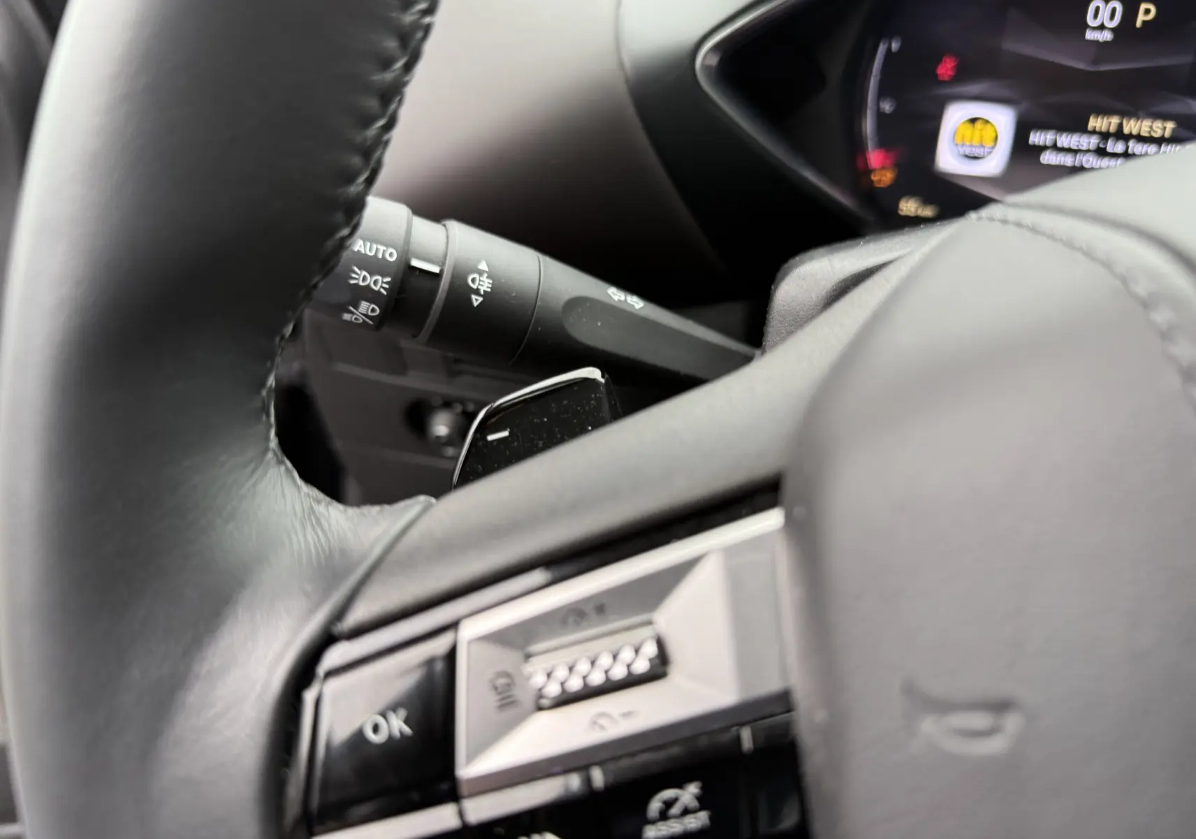 Gros plan sur le volant en cuir noir et les commandes intégrées du DS3 BlueHDi 130 EAT8 Etoile 2024.