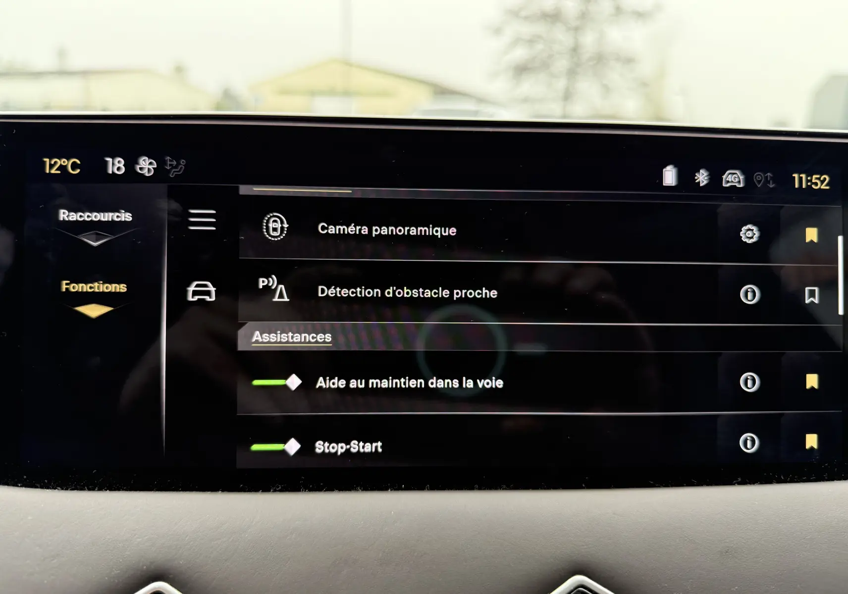 Écran central du DS3 2024 noir Perla Nera montrant les options d'assistance à la conduite et la température extérieure.
