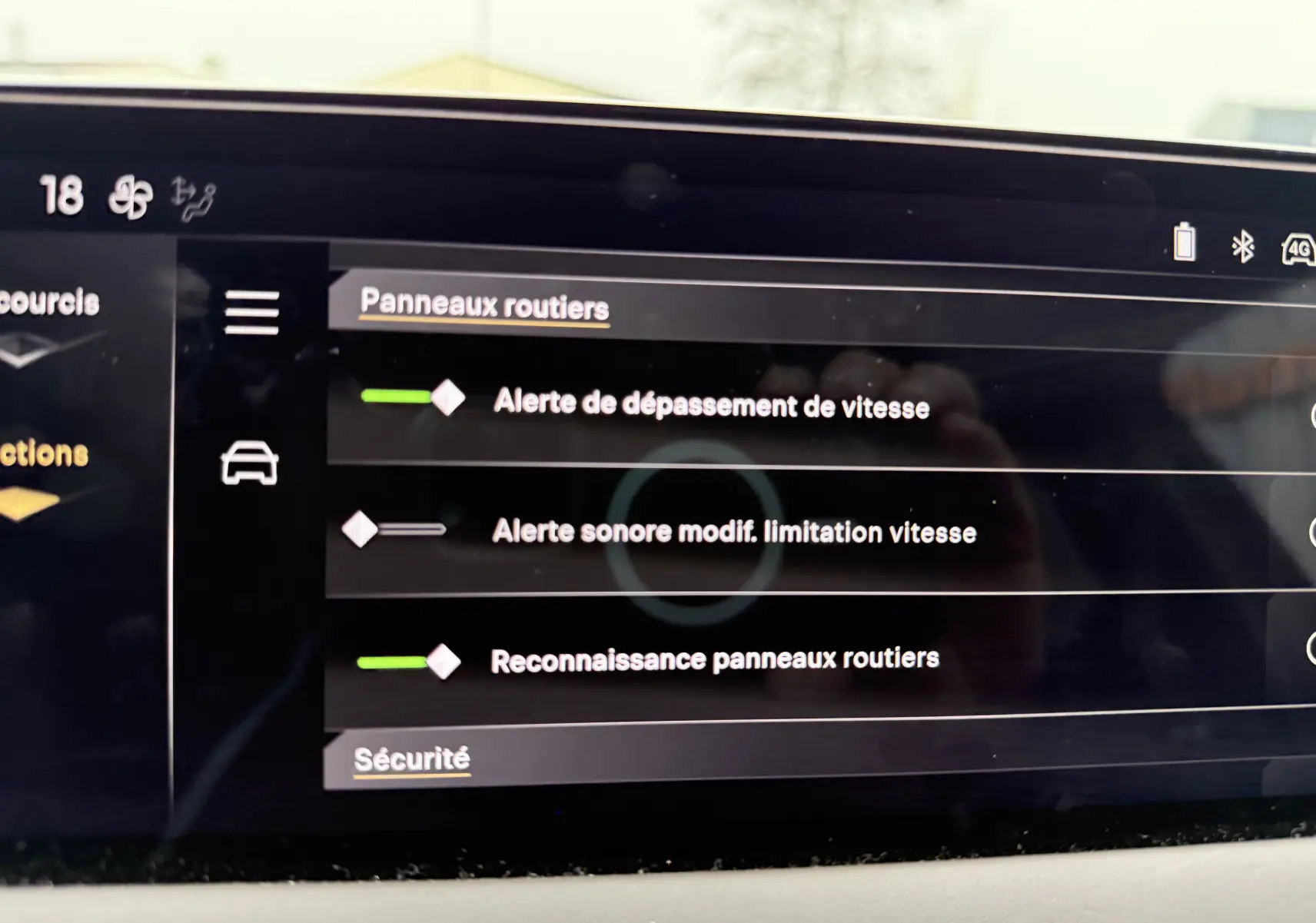 Écran tactile intérieur du DS3 2024 affichant les réglages d'alerte de dépassement et reconnaissance des panneaux routiers.