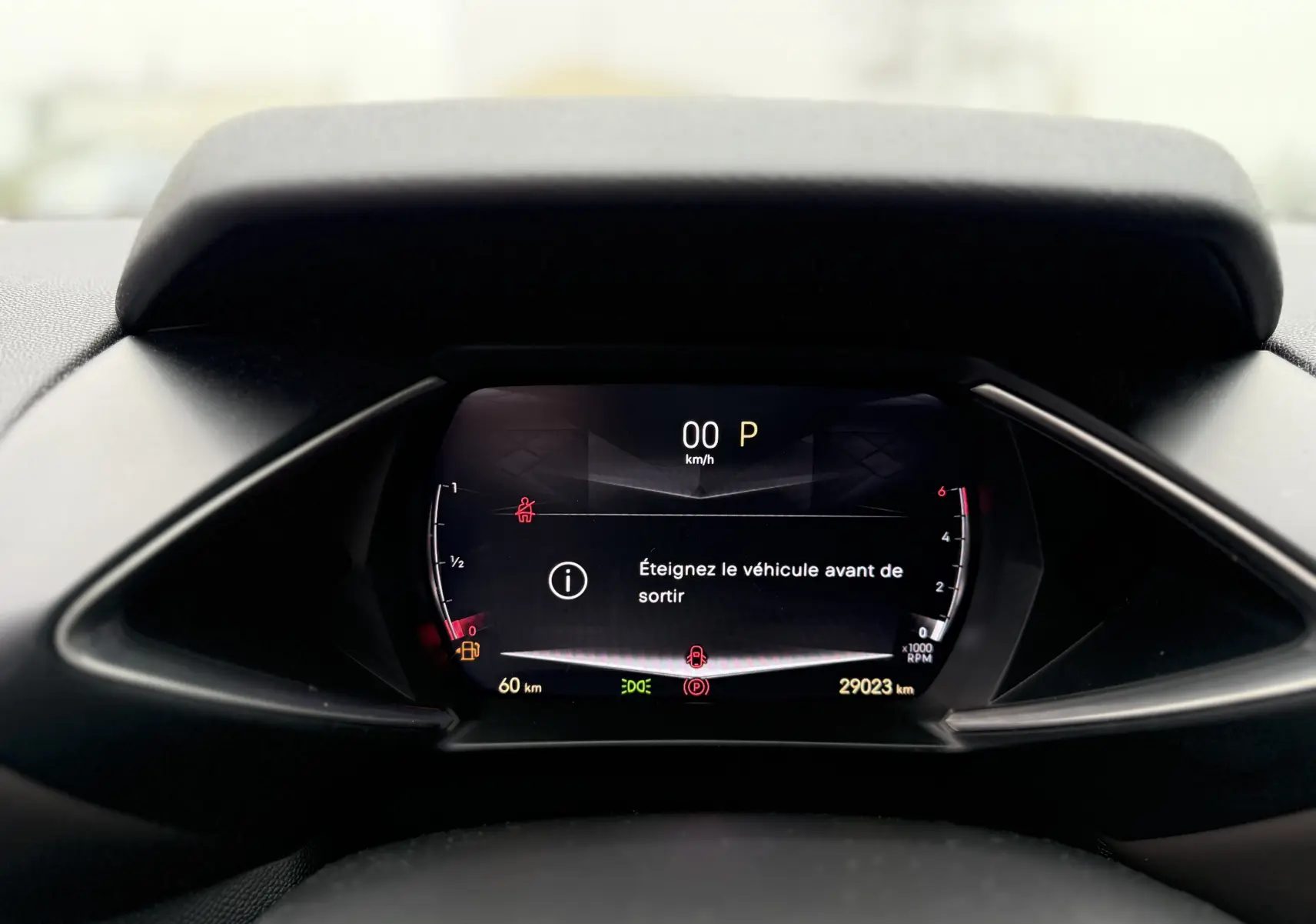 Affichage numérique du tableau de bord du DS3 2024 en noir, indiquant 0 km/h et message d'arrêt du véhicule.