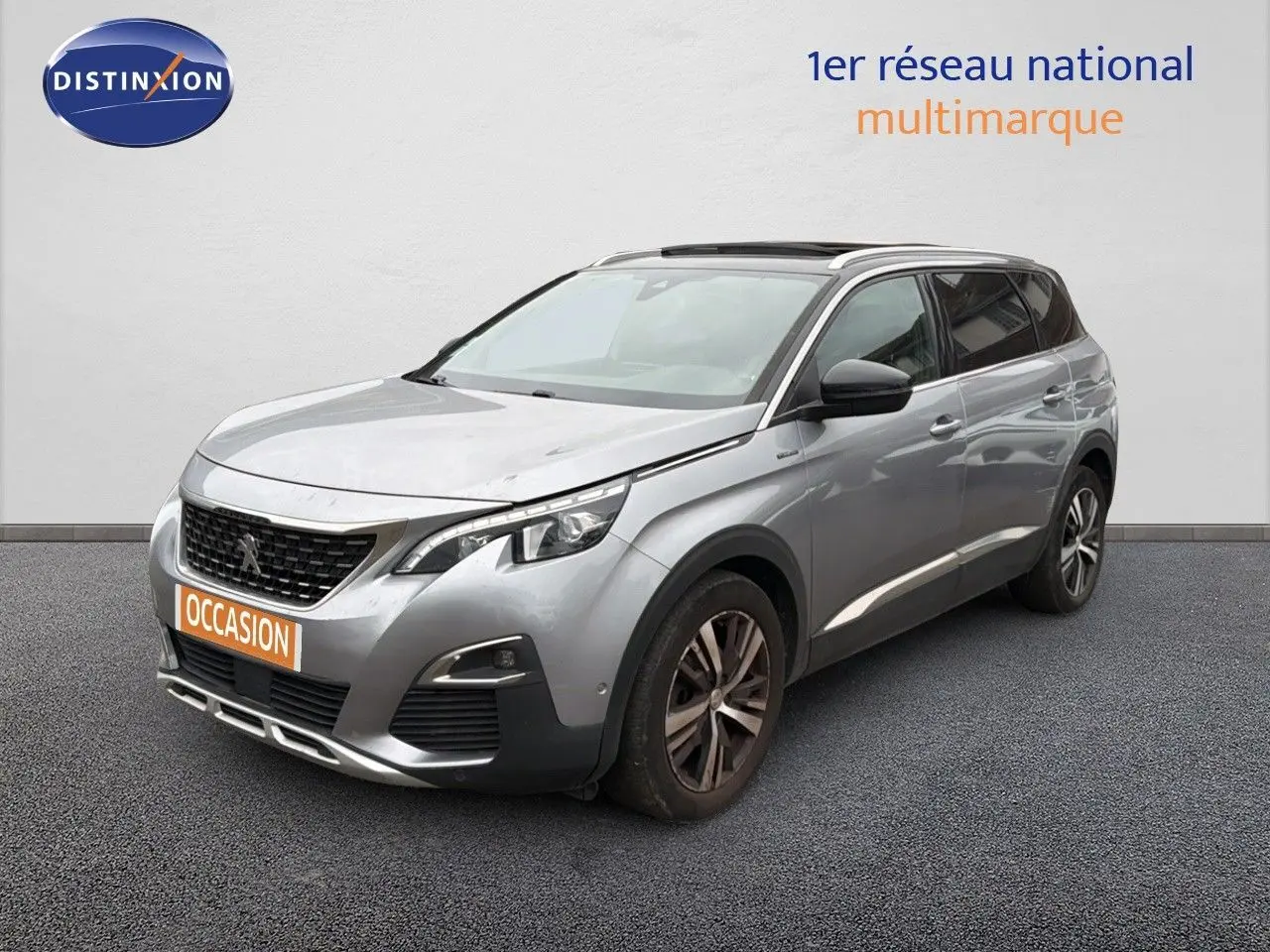 Peugeot 5008 gris Artense en 3/4 avant droit, SUV 5 portes avec toit panoramique et jantes bi-ton.