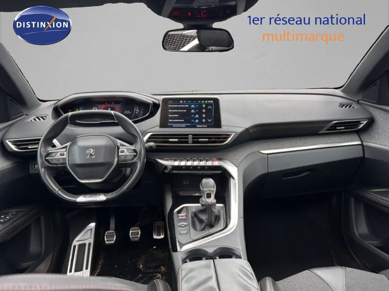 Vue intérieure avant du Peugeot 5008 gris Artense, montrant le tableau de bord moderne avec écran tactile et volant compact.