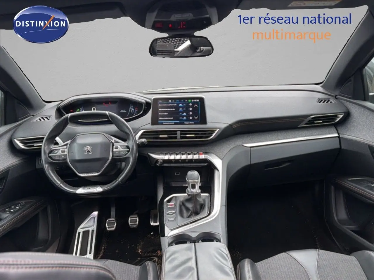 Vue intérieure avant du Peugeot 5008 gris Artense de 2018, mettant en valeur le tableau de bord et la console centrale moderne.