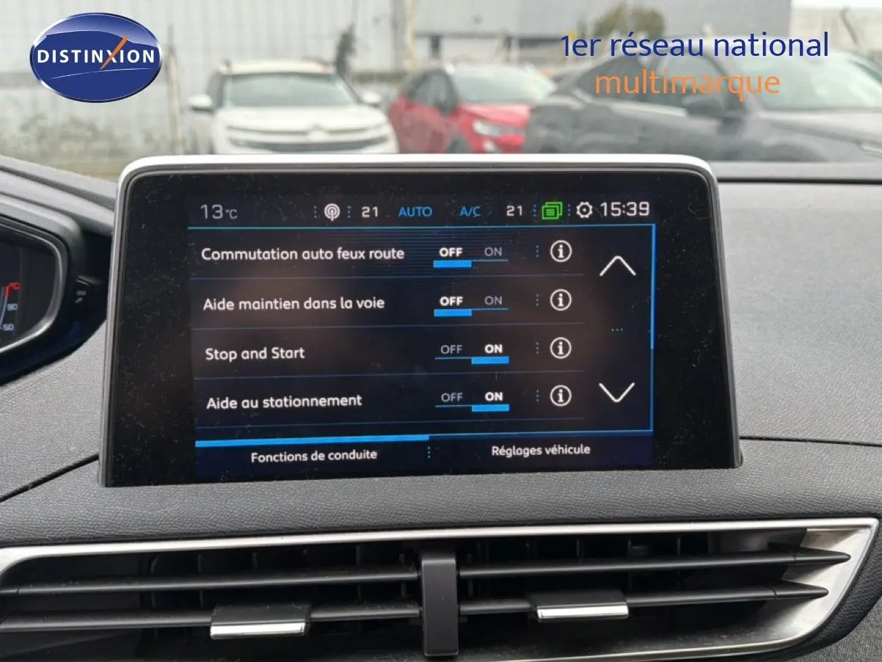 Écran central du tableau de bord du Peugeot 5008 gris Artense, affichant les aides à la conduite activées.