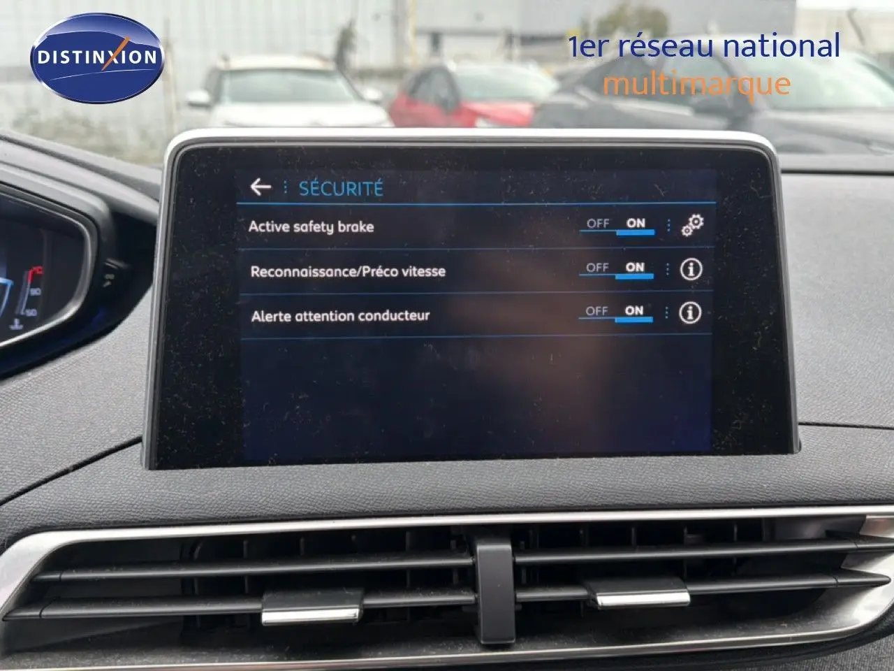 Écran tactile central du tableau de bord du Peugeot 5008 affichant les réglages de sécurité activés.