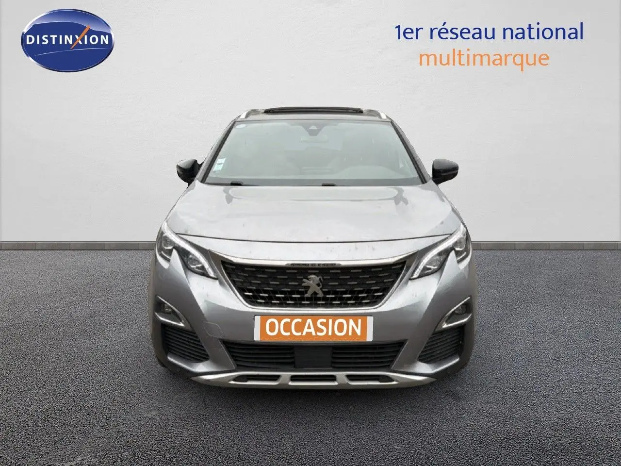 Peugeot 5008 gris Artense vue de face, mettant en valeur la calandre et les phares LED distinctifs.