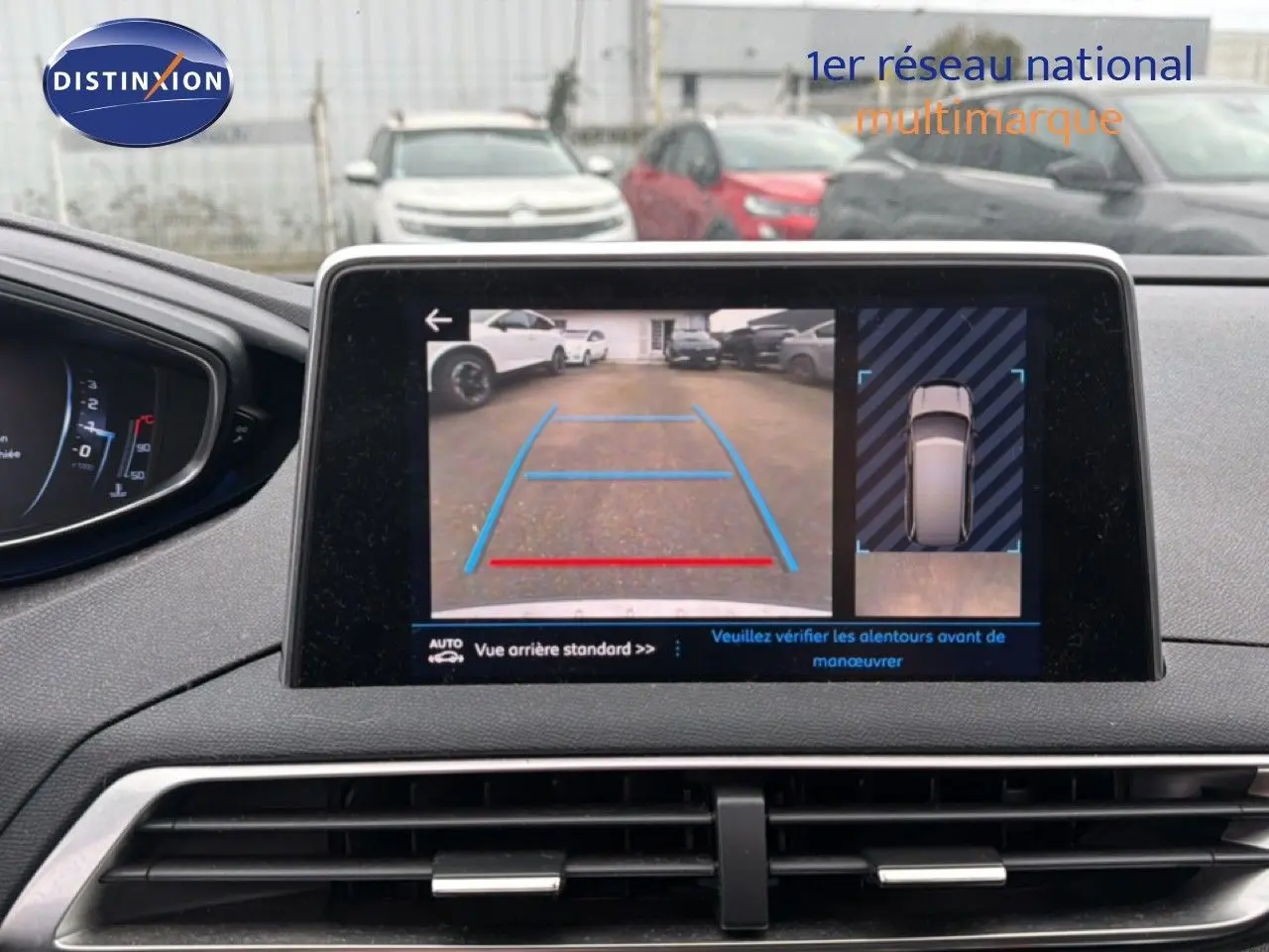 Vue intérieure sur l’écran multimédia affichant la caméra de recul du Peugeot 5008 gris Artense, tableau de bord visible.