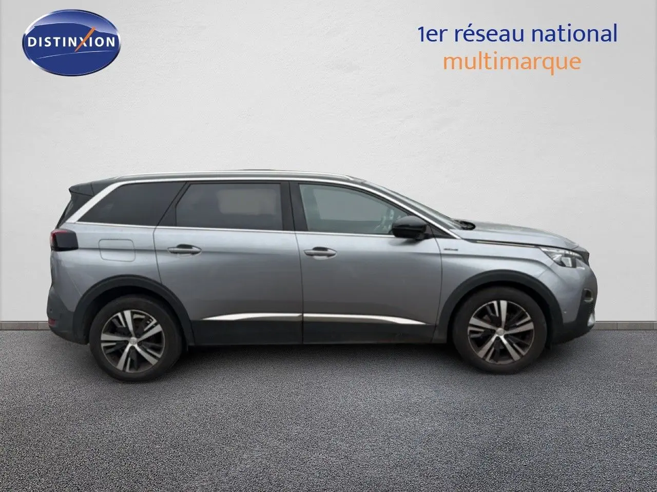 Peugeot 5008 gris Artense vue de profil côté droit, soulignant ses jantes bi-ton et lignes modernes.
