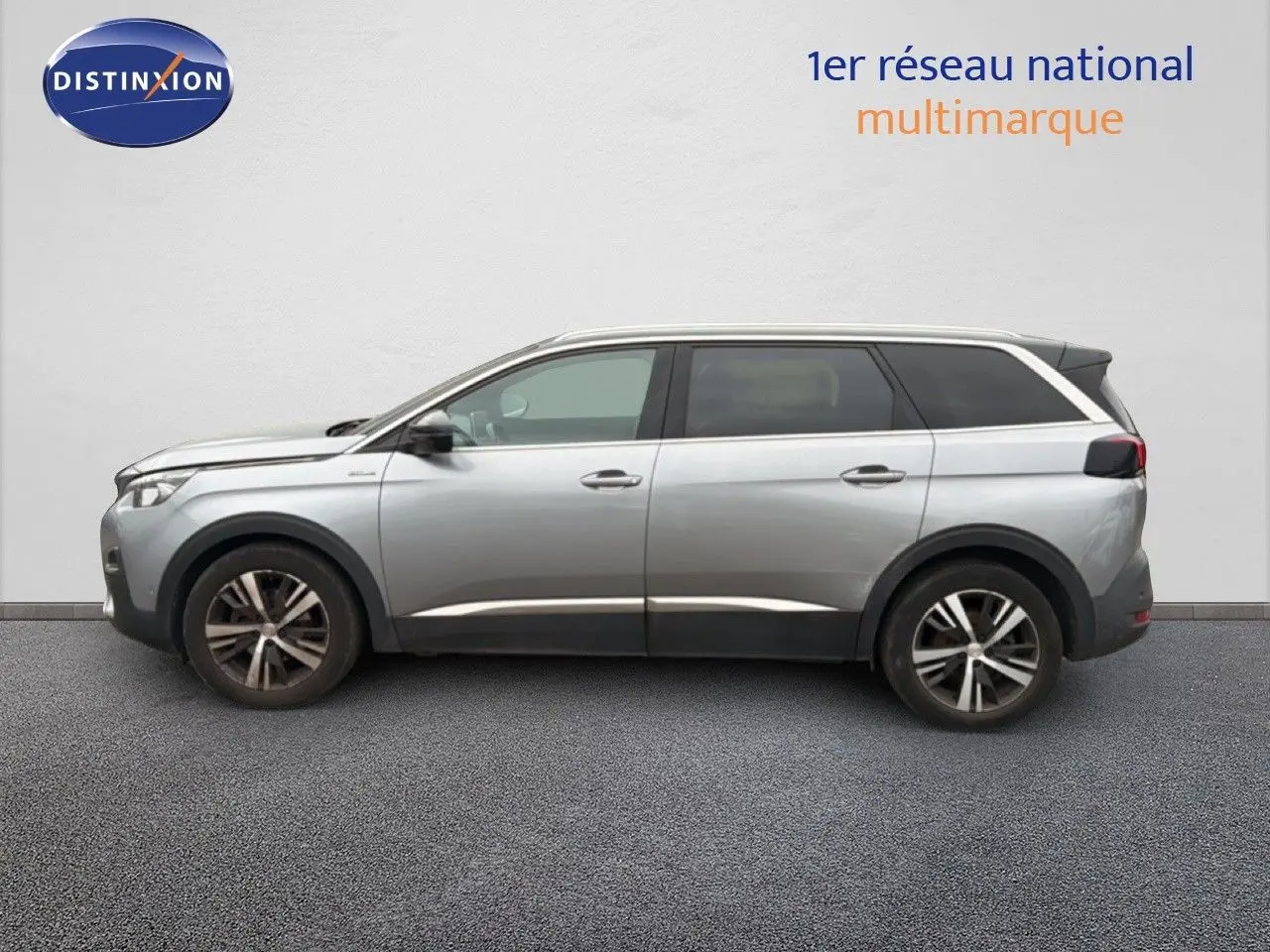 Profil latéral droit d’un Peugeot 5008 gris Artense avec jantes alliage noires et toit contrasté blanc.