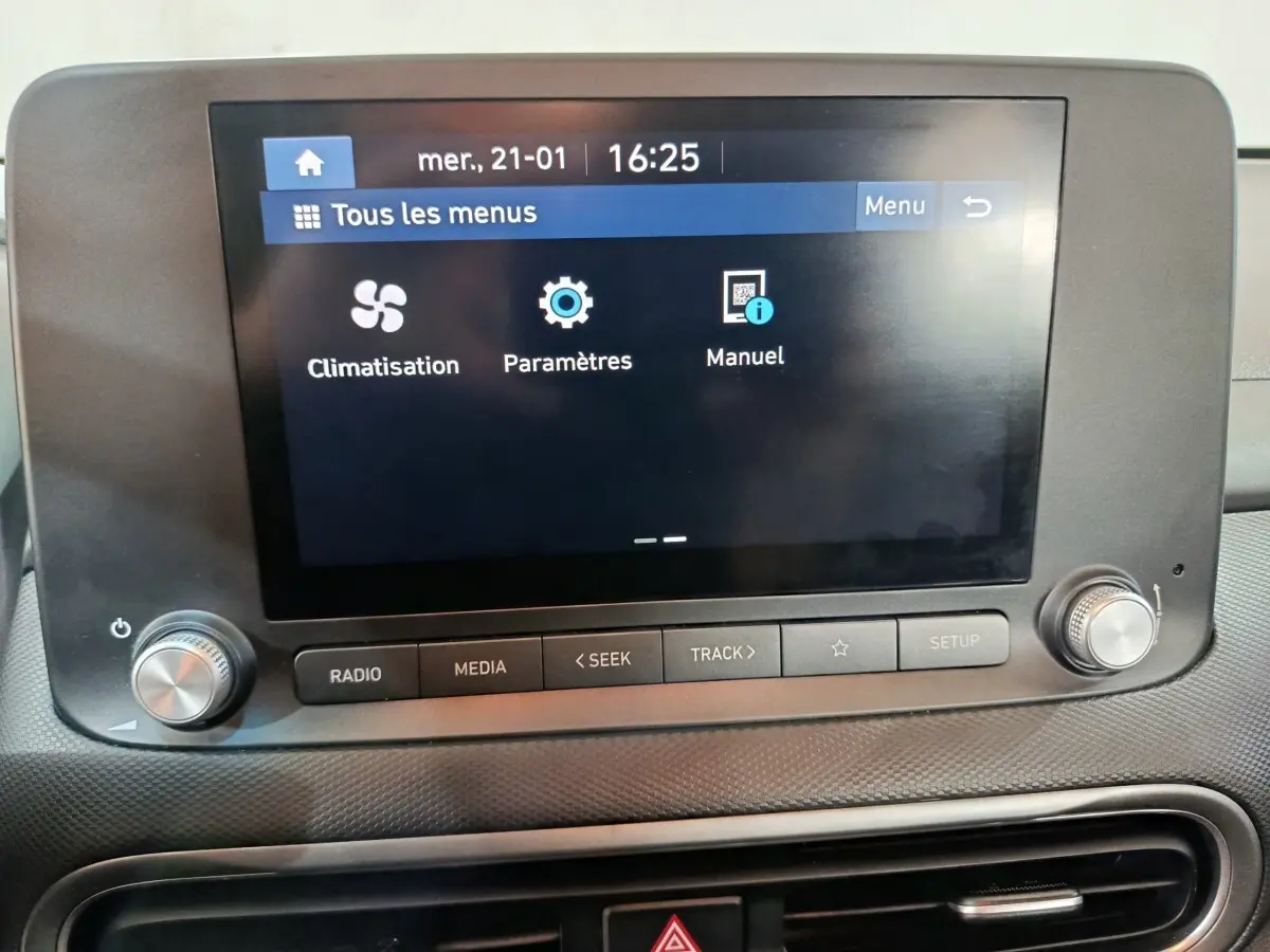 Écran tactile central du tableau de bord de la Hyundai Kona électrique 2022 avec commandes radio et climatisation.