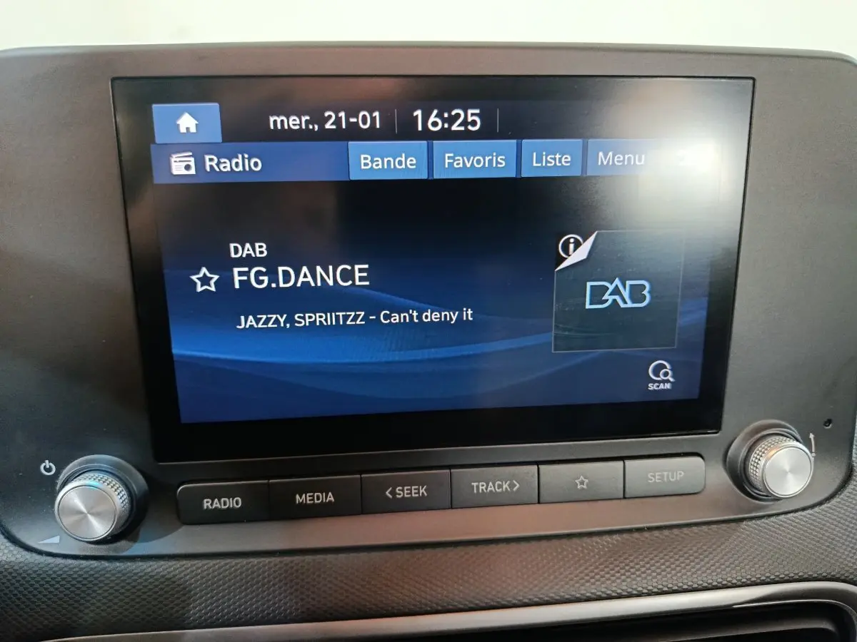 Écran tactile central de la Hyundai Kona électrique 2022 affichant la radio DAB FG.DANCE en intérieur.