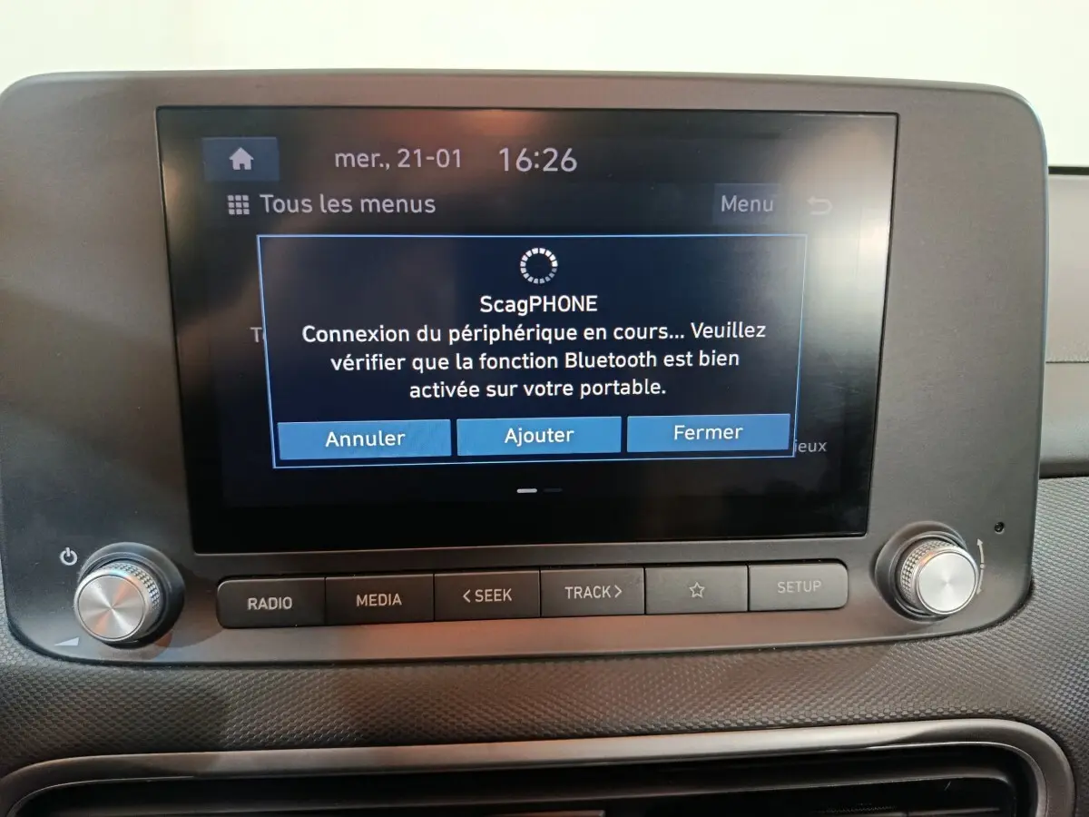 Écran tactile central de la Hyundai Kona électrique 2022 affichant une connexion Bluetooth en cours, vue de face.