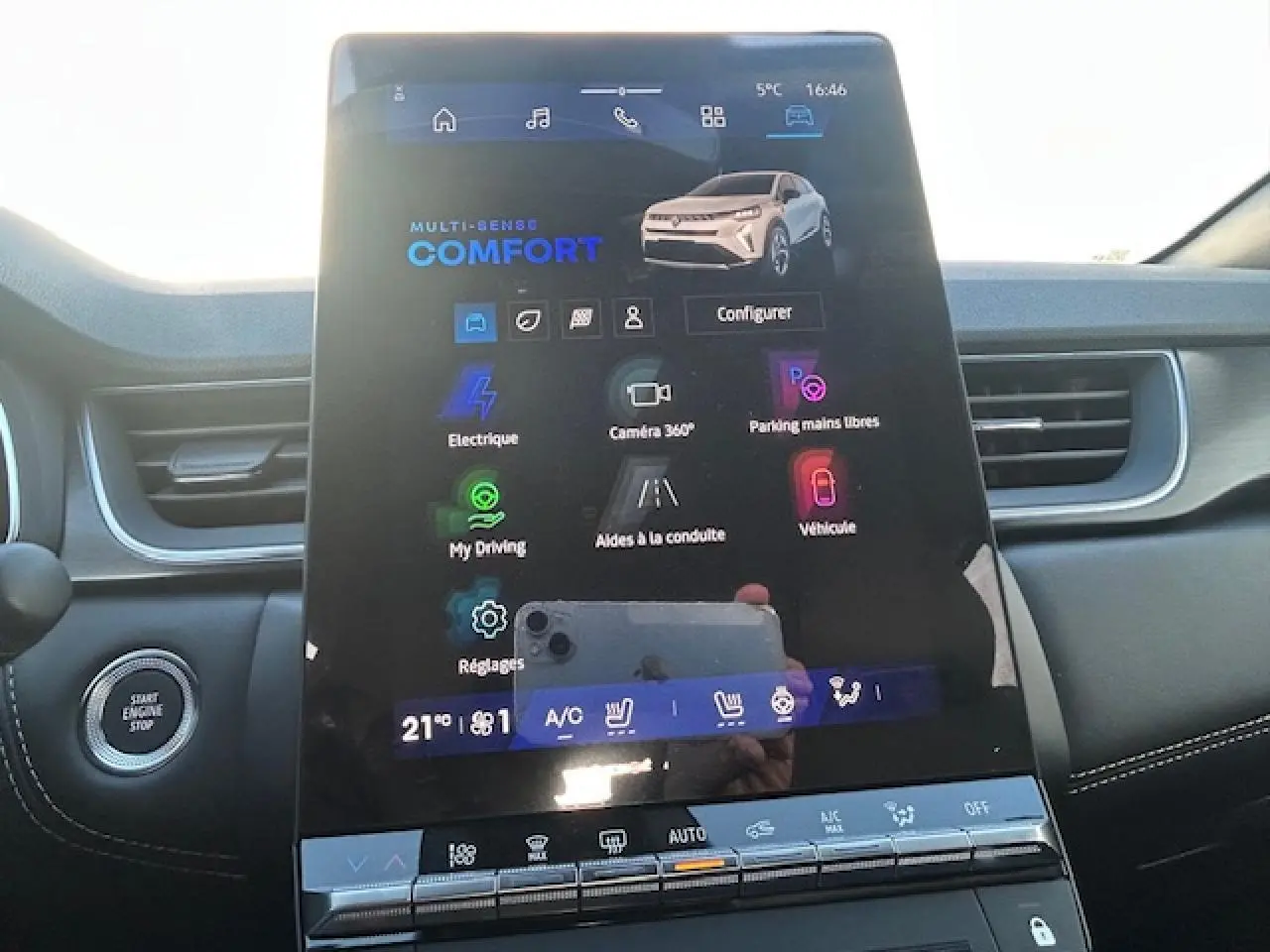 Écran tactile central du Renault Symbioz blanc nacré, affichant le mode de conduite Comfort et options connectées.