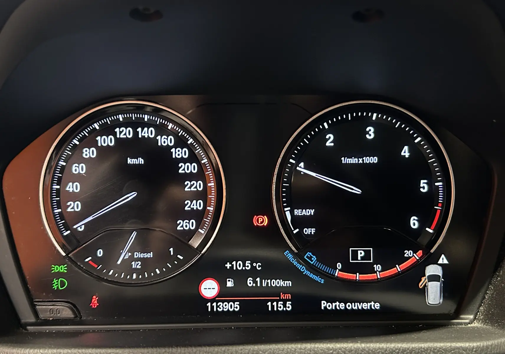 Tableau de bord BMW X1 diesel 2021 affichant vitesse, compte-tours et informations de conduite en gros plan.