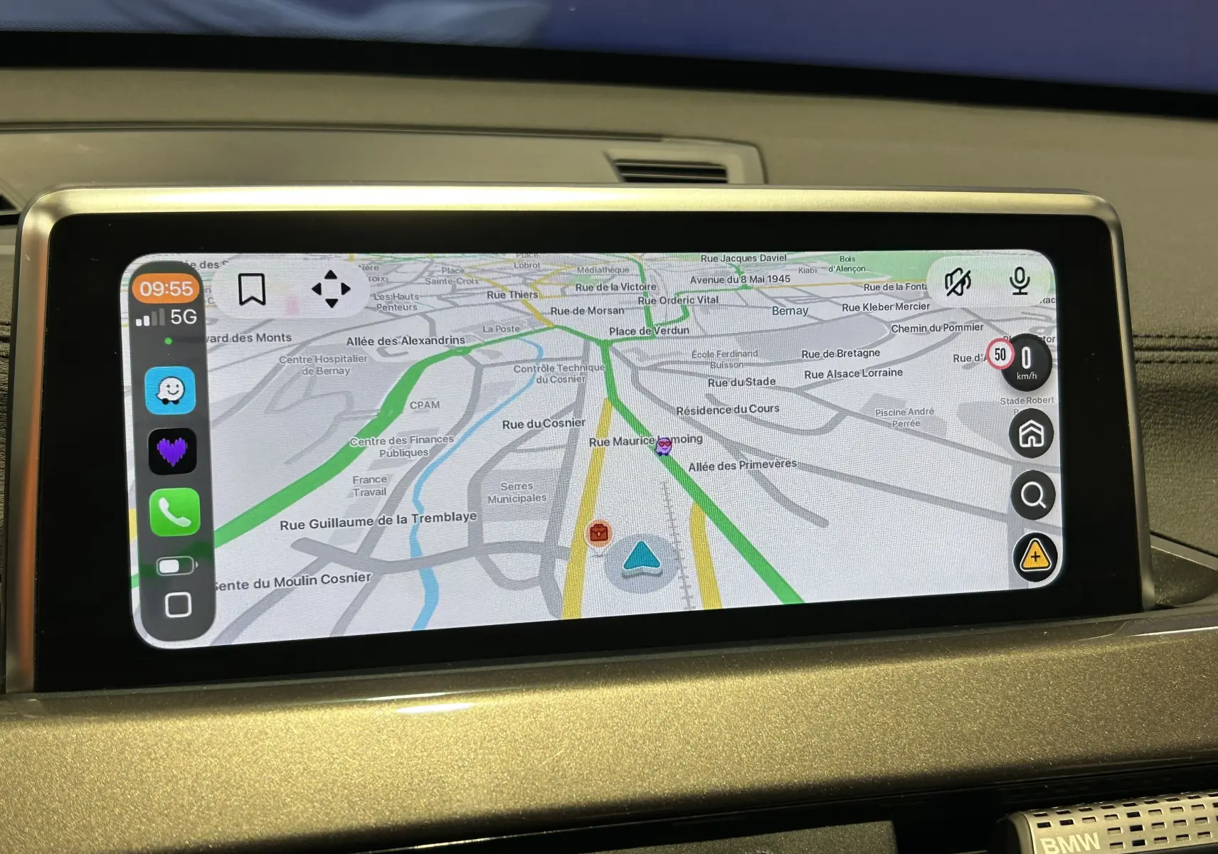 Écran tactile du système de navigation de la BMW X1 gris, affichant une carte routière en intérieur.