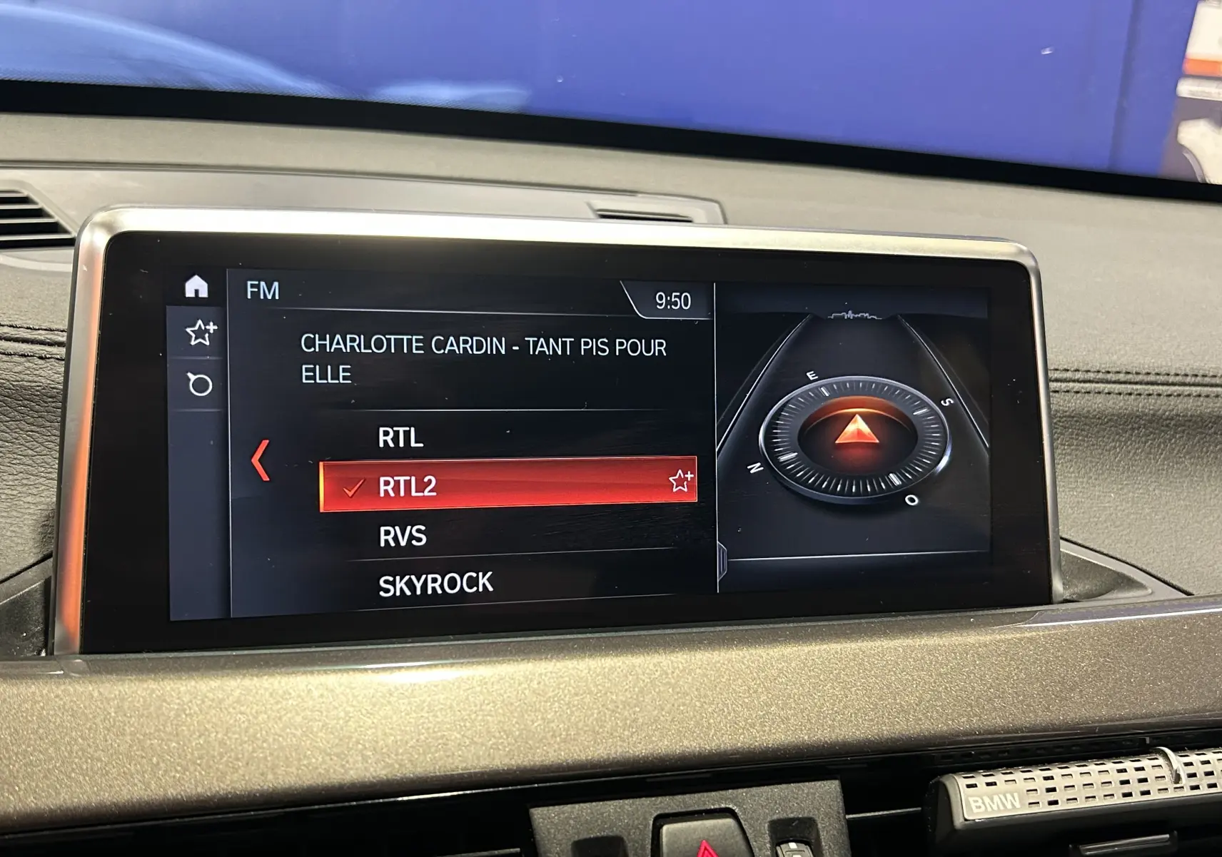 Écran central du tableau de bord de BMW X1 2021 affichant la sélection radio RTL2 et une boussole numérique.