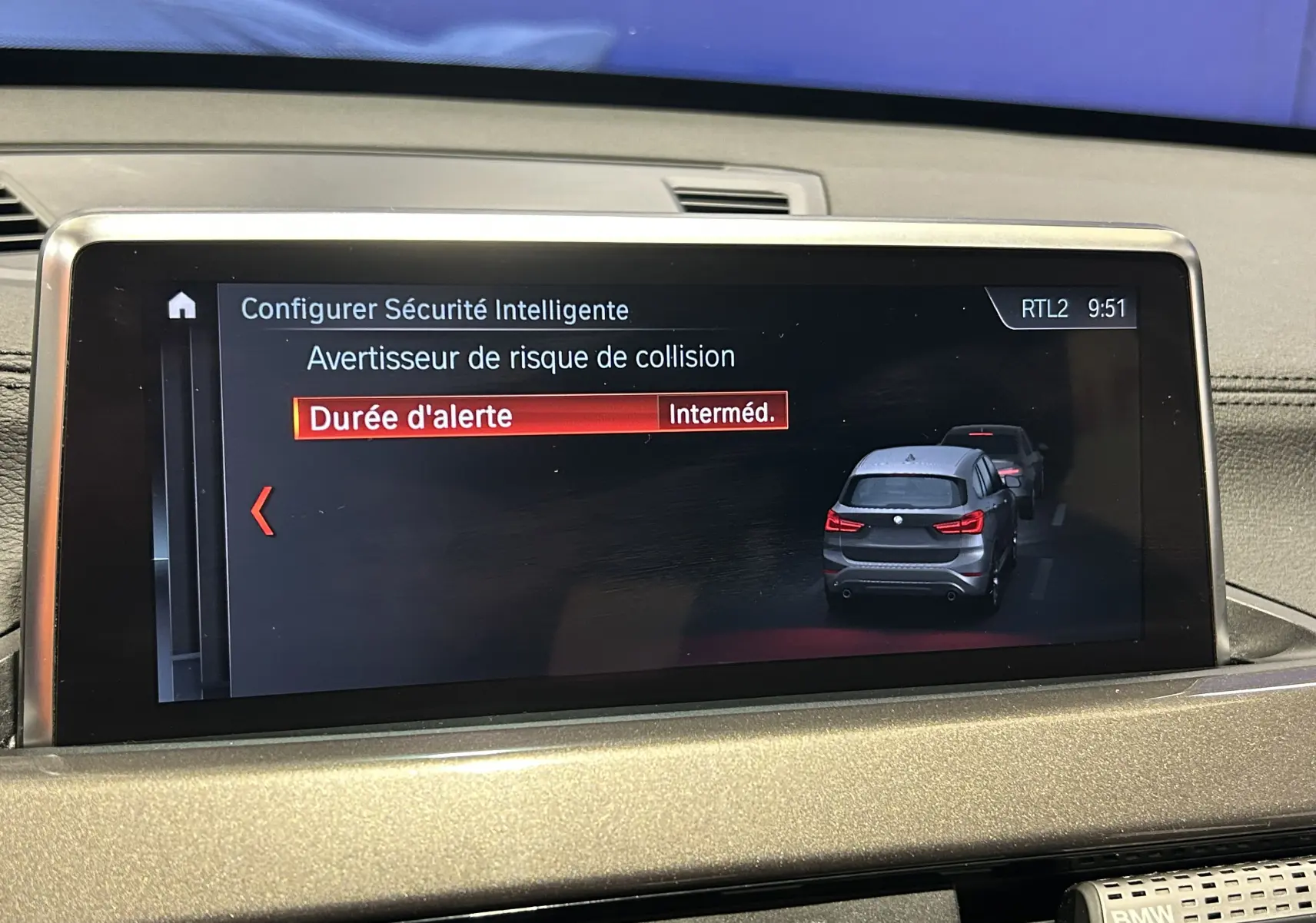 Écran central du tableau de bord BMW X1 2021 affichant la configuration de l'alerte de risque de collision.