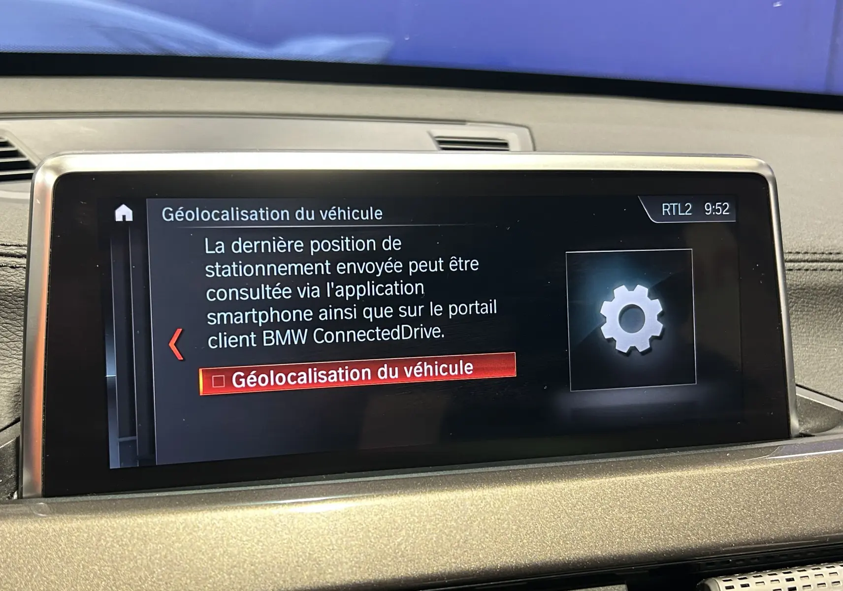 Écran central du tableau de bord BMW X1 affichant le menu de géolocalisation du véhicule en intérieur.