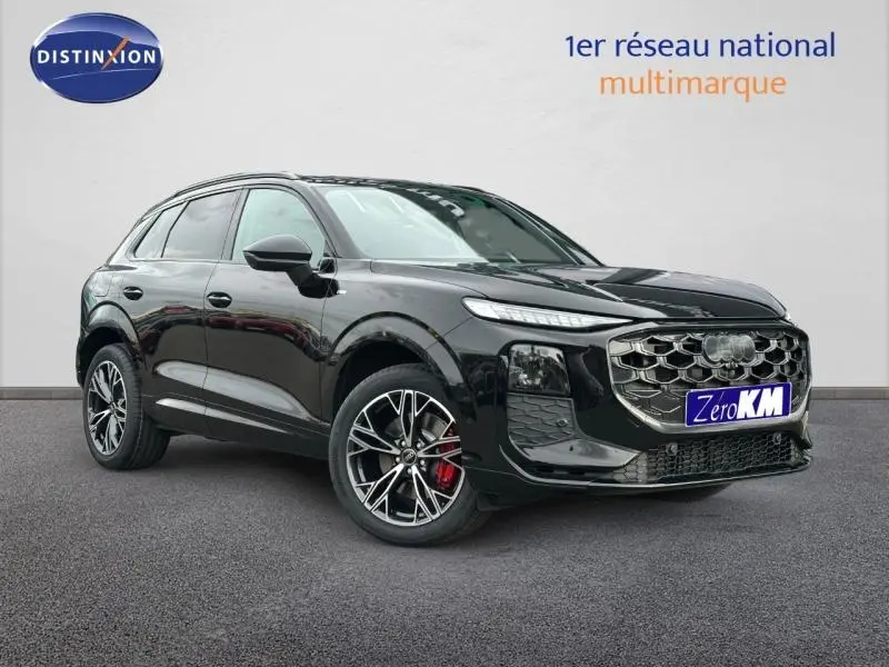 Audi Q3 2.0 TDI S line noir métallisé, vue 3/4 avant avec jantes alu et étriers rouges visibles.