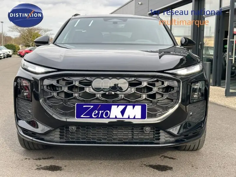 Vue frontale d'un Audi Q3 2.0 TDI 150ch S line noir métallisé avec calandre hexagonale et phares LED fins.