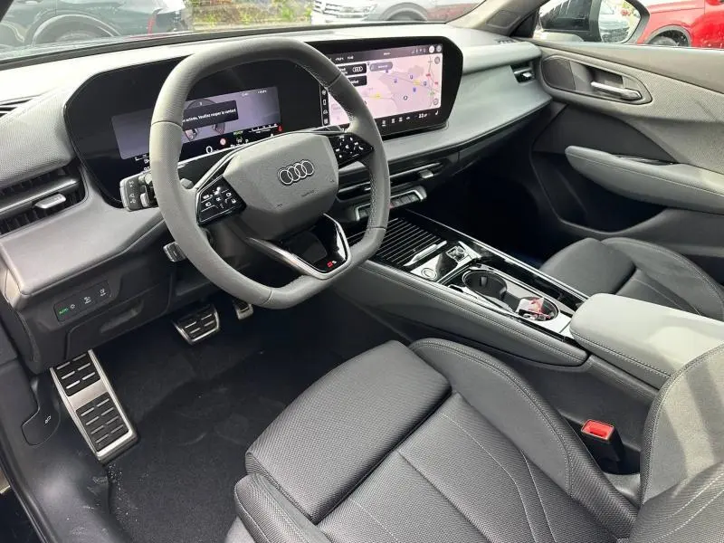 Vue intérieure côté conducteur de l'Audi Q3 2.0 TDI 2026, avec volant cuir multifonction et écran tactile panoramique.