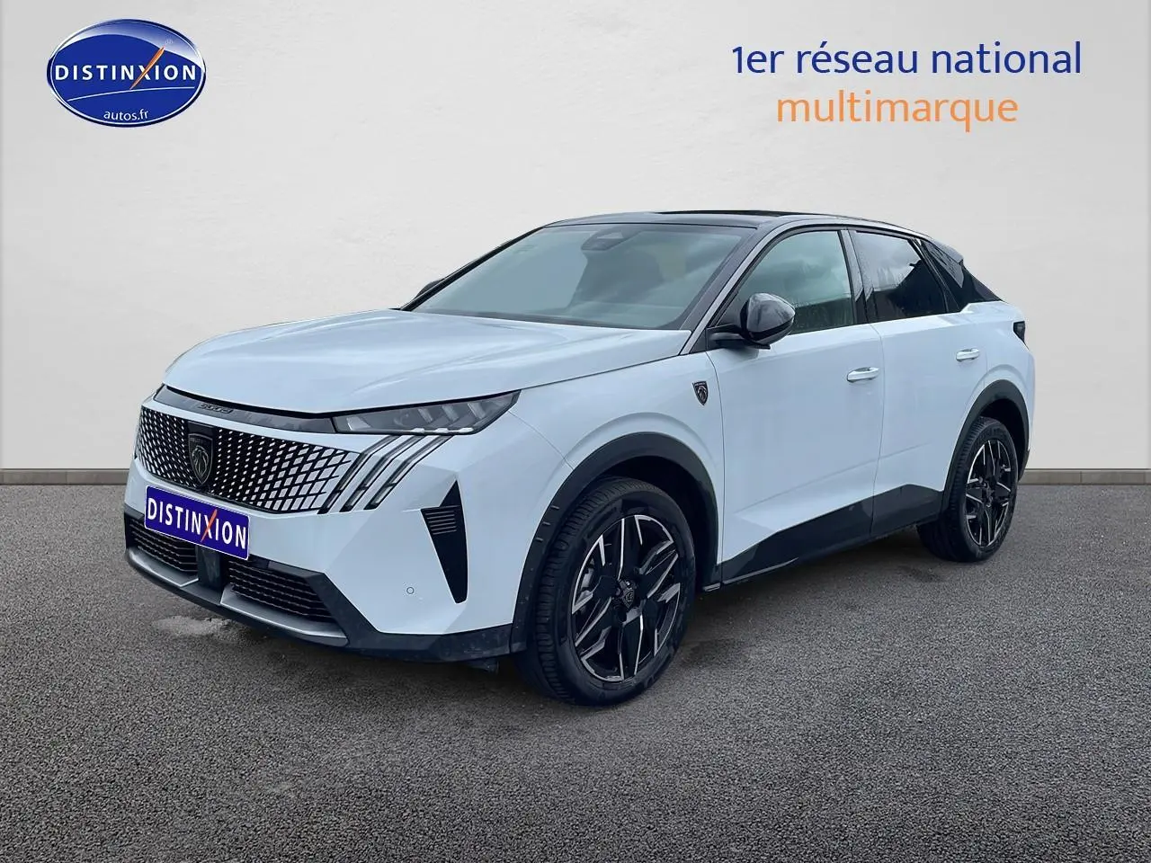 Peugeot 3008 blanc en 3/4 avant droit, avec calandre distinctive et jantes alliage noires.