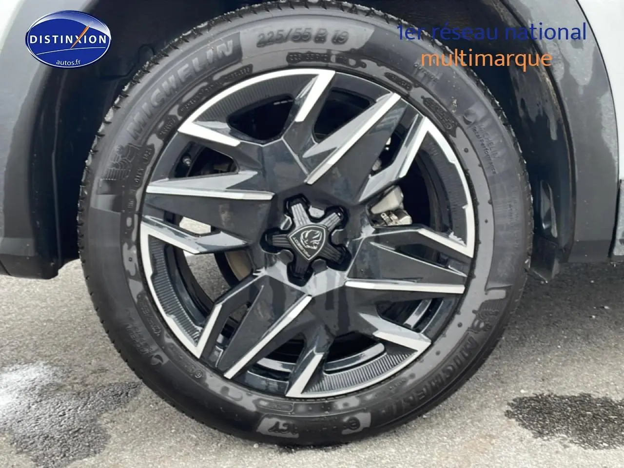 Gros plan sur la jante alu noire et argentée du côté gauche d’un Peugeot 3008 blanc hybride 2025.