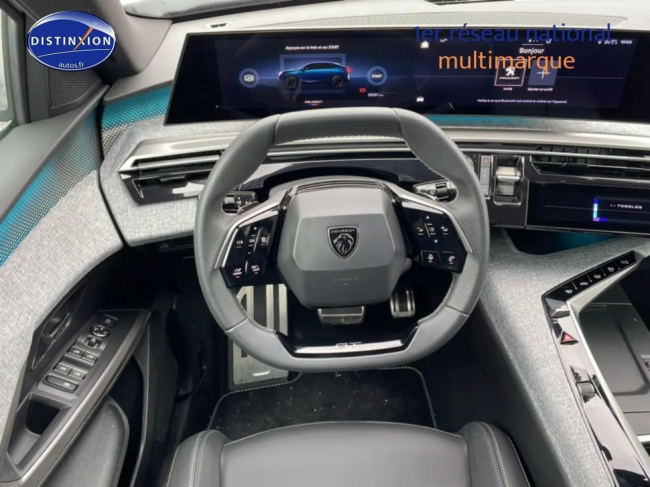 Vue intérieure centrée sur le volant cuir multifonction et l'écran tactile large du Peugeot 3008 blanc 2025.