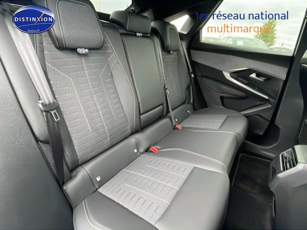 Vue intérieure côté droit montrant la banquette arrière en cuir et tissu gris du Peugeot 3008 blanc 2025.