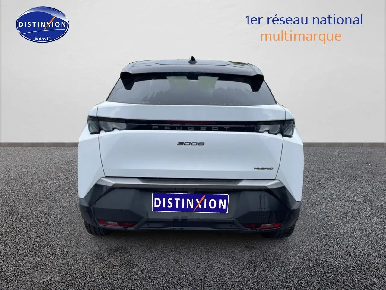 Vue arrière d'un Peugeot 3008 blanc hybride 2025 avec feux arrière LED et becquet noir.