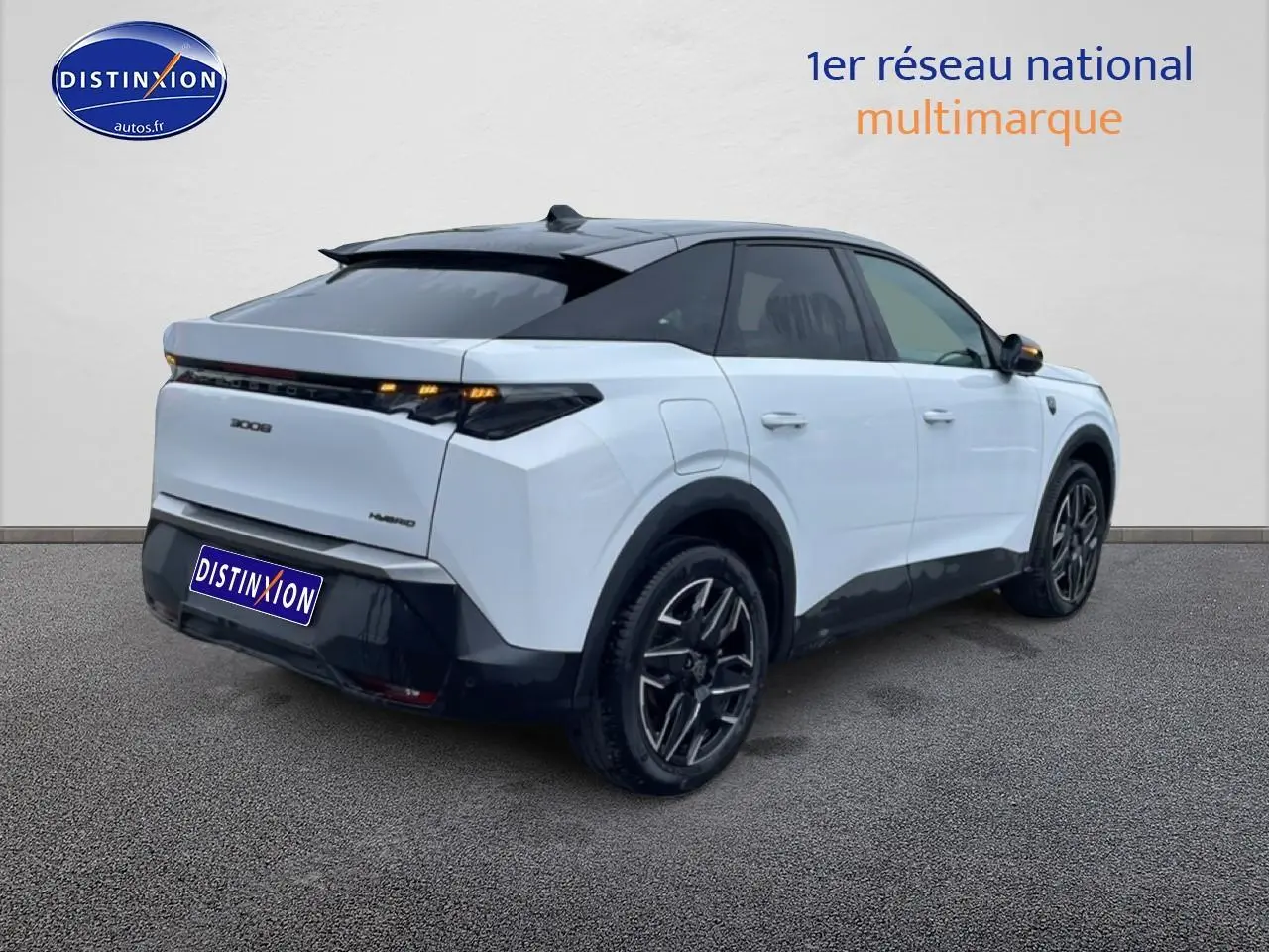 Vue 3/4 arrière droite d’un Peugeot 3008 blanc 2025 avec toit noir et jantes alliage noires.