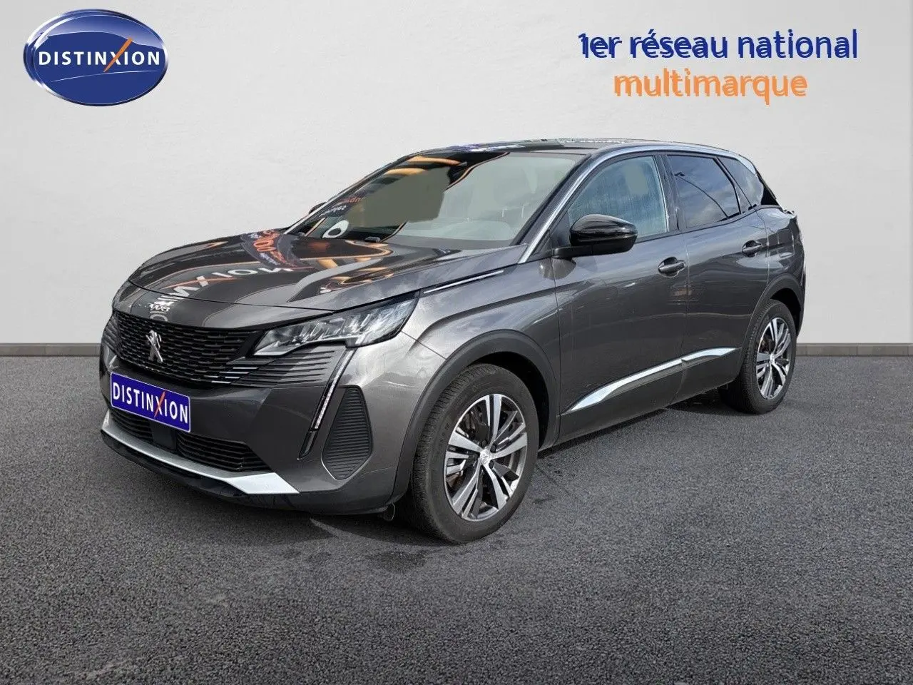 Peugeot 3008 Hybrid gris platinium métal, vue 3/4 avant droit, avec calandre noire et jantes alliage.