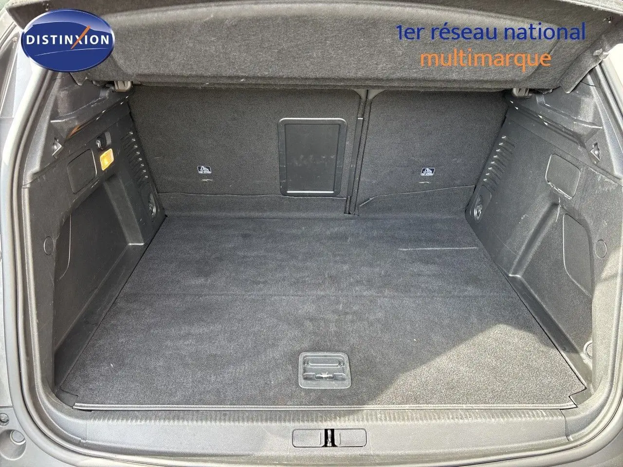 Coffre ouvert du Peugeot 3008 gris platinium métal, vue intérieure montrant un espace de chargement propre et spacieux.