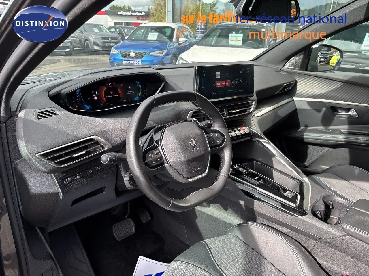 Vue intérieure côté conducteur du Peugeot 3008 Hybrid 180ch gris platinium, mettant en valeur le tableau de bord numérique et la console centrale moderne.
