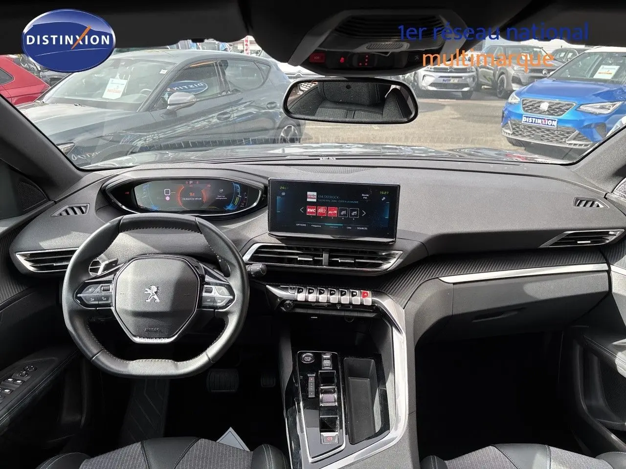 Vue intérieure du tableau de bord et volant du Peugeot 3008 gris platinium, avec écran tactile central et commandes modernes.