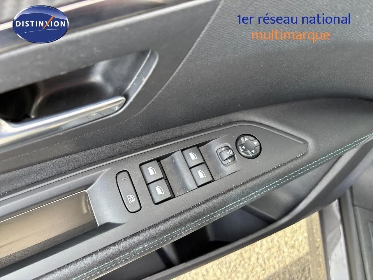 Détail de la commande des vitres et rétroviseurs côté conducteur du Peugeot 3008 Hybrid gris platinium, intérieur noir.