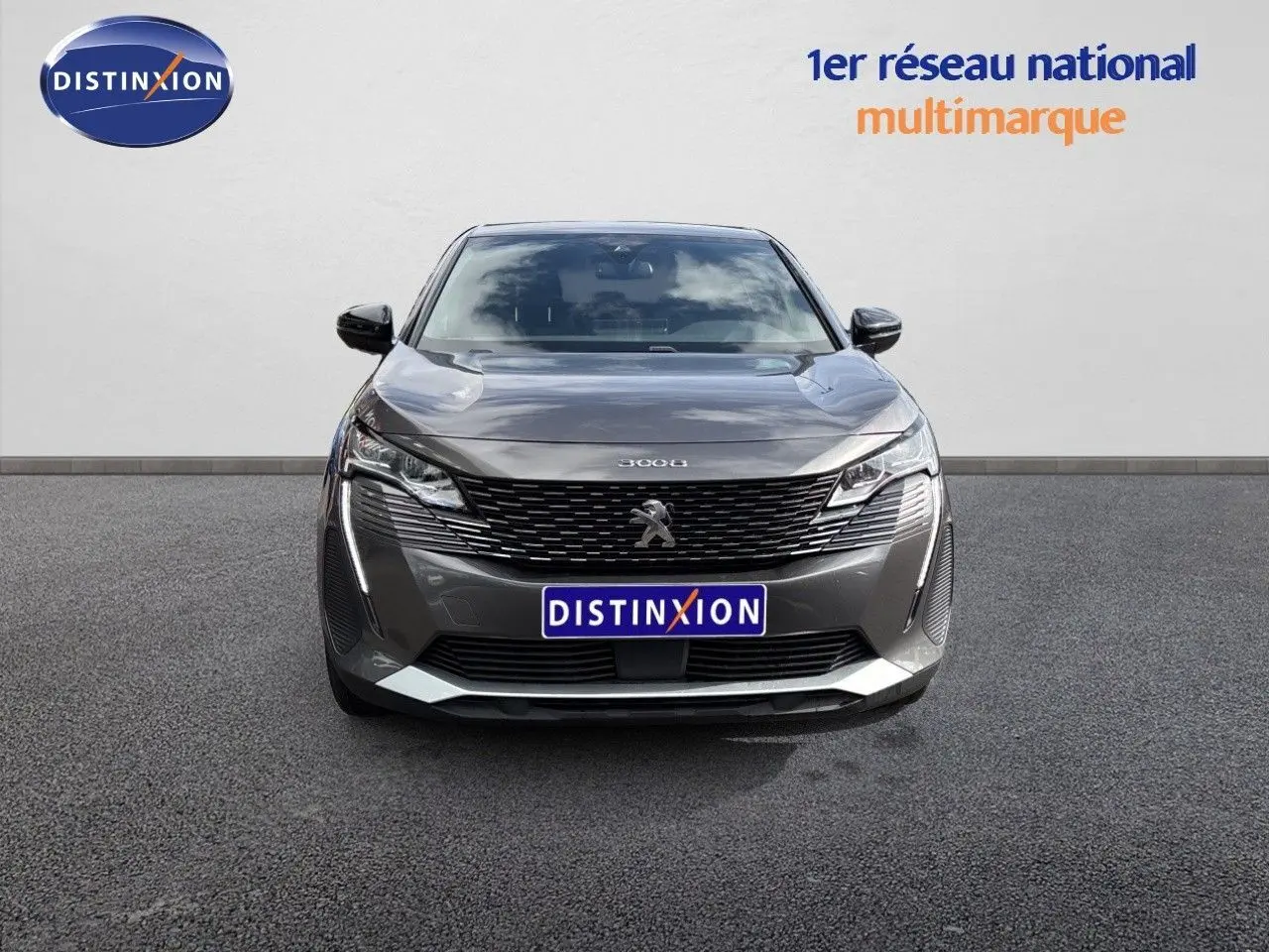 Vue frontale d'un Peugeot 3008 HYBRID gris platinium métal, avec calandre noire et logo lion distinctif.