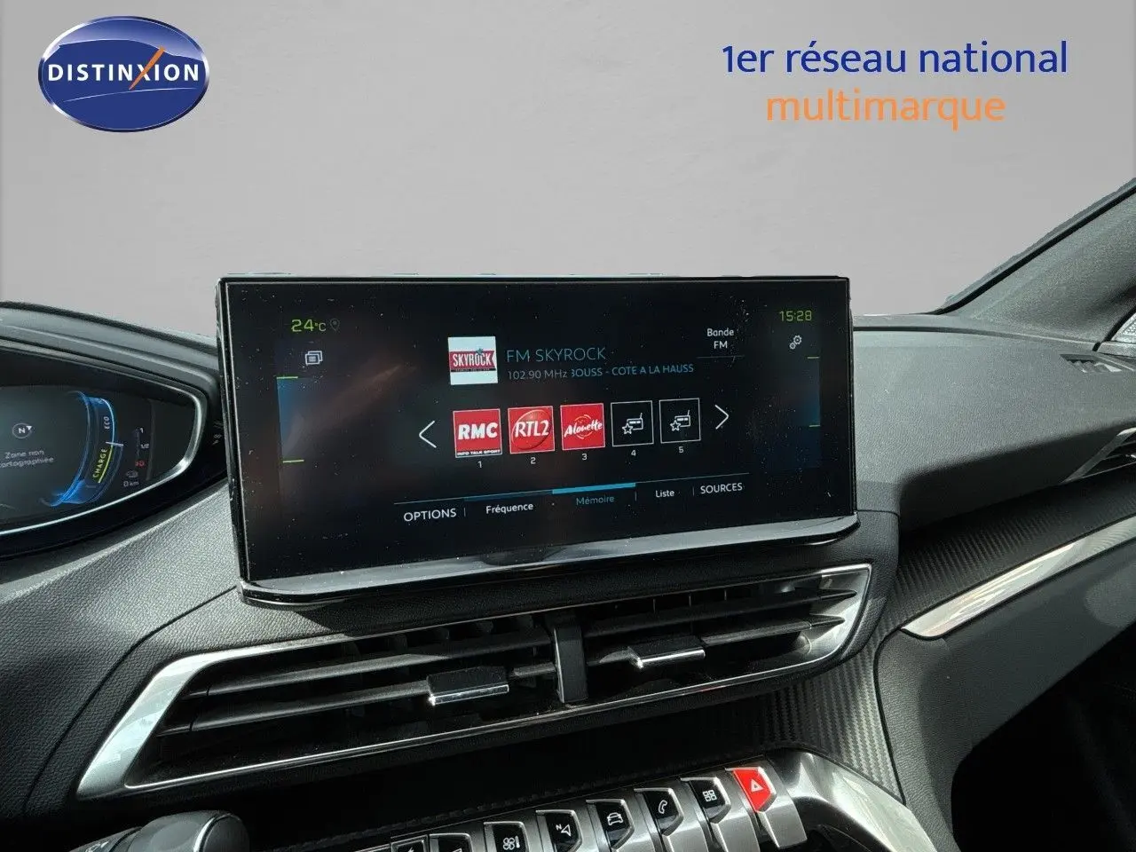 Tableau de bord du Peugeot 3008 Hybrid 180ch en intérieur noir, avec écran tactile central affichant les radios FM.
