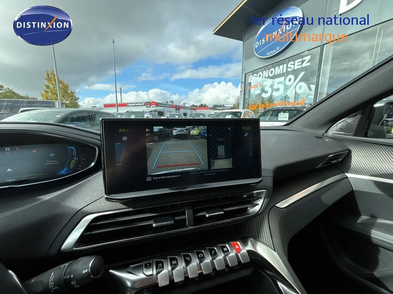Vue intérieure du tableau de bord du Peugeot 3008 Hybrid 2024 avec écran multimédia affichant la caméra de recul.