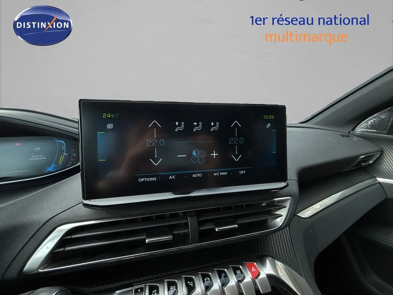 Vue rapprochée de l’écran tactile central du tableau de bord du Peugeot 3008 gris platinium, affichant la climatisation.