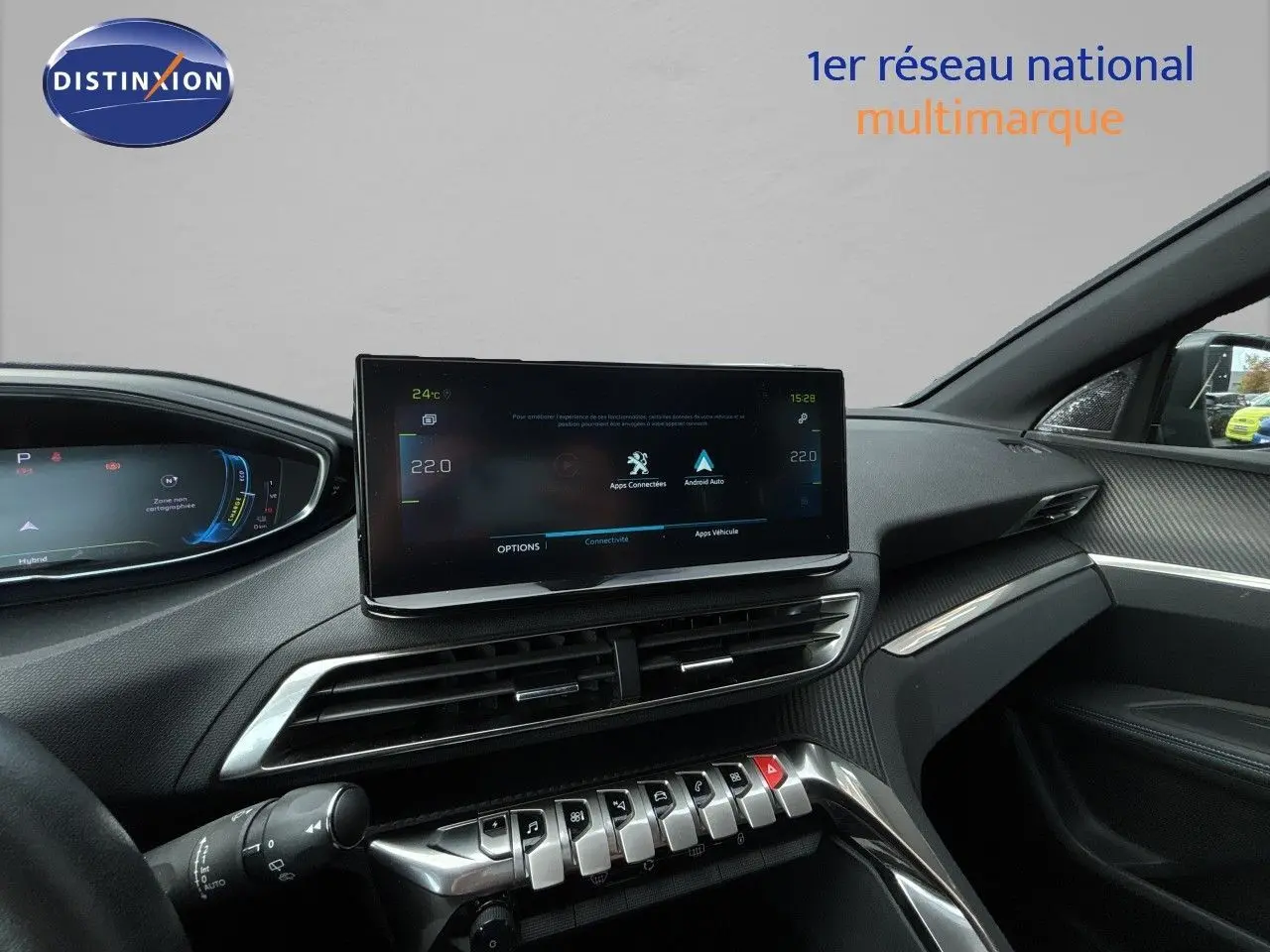 Vue intérieure du tableau de bord du Peugeot 3008 Hybrid 180ch Allure 2024, finition noire avec écran tactile central.