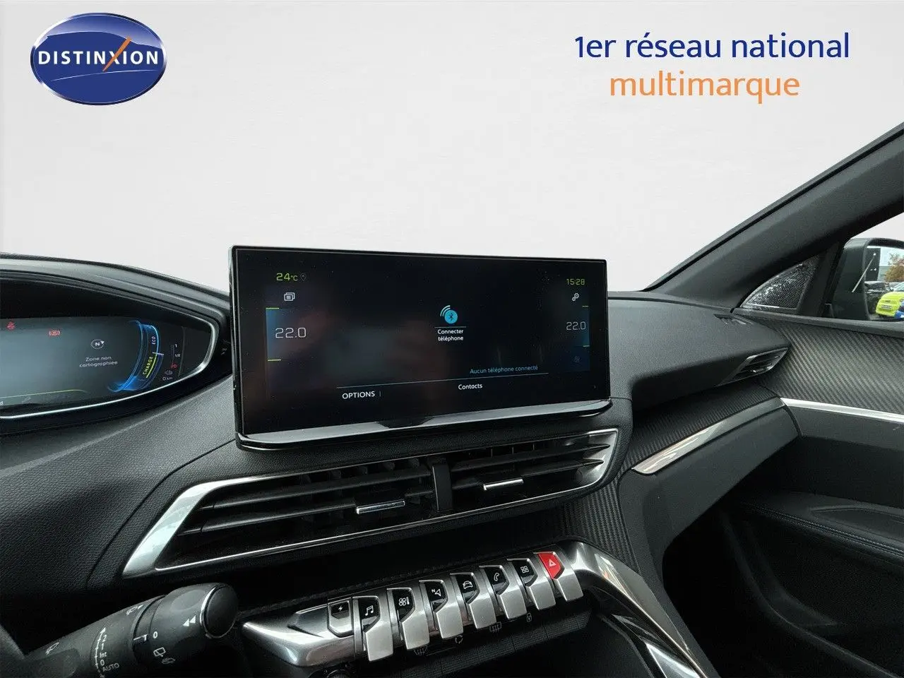 Intérieur du Peugeot 3008 Hybrid 180ch 2024, vue de la console centrale avec écran tactile et détails en carbone noir.