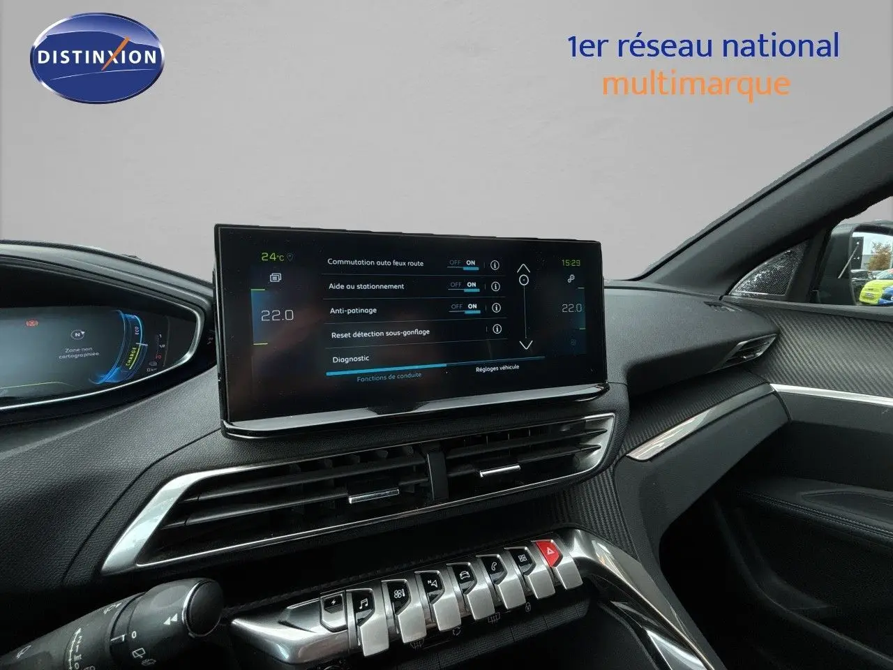 Vue intérieure côté droit du tableau de bord du Peugeot 3008 Hybrid gris platinium, avec écran tactile et commandes piano.
