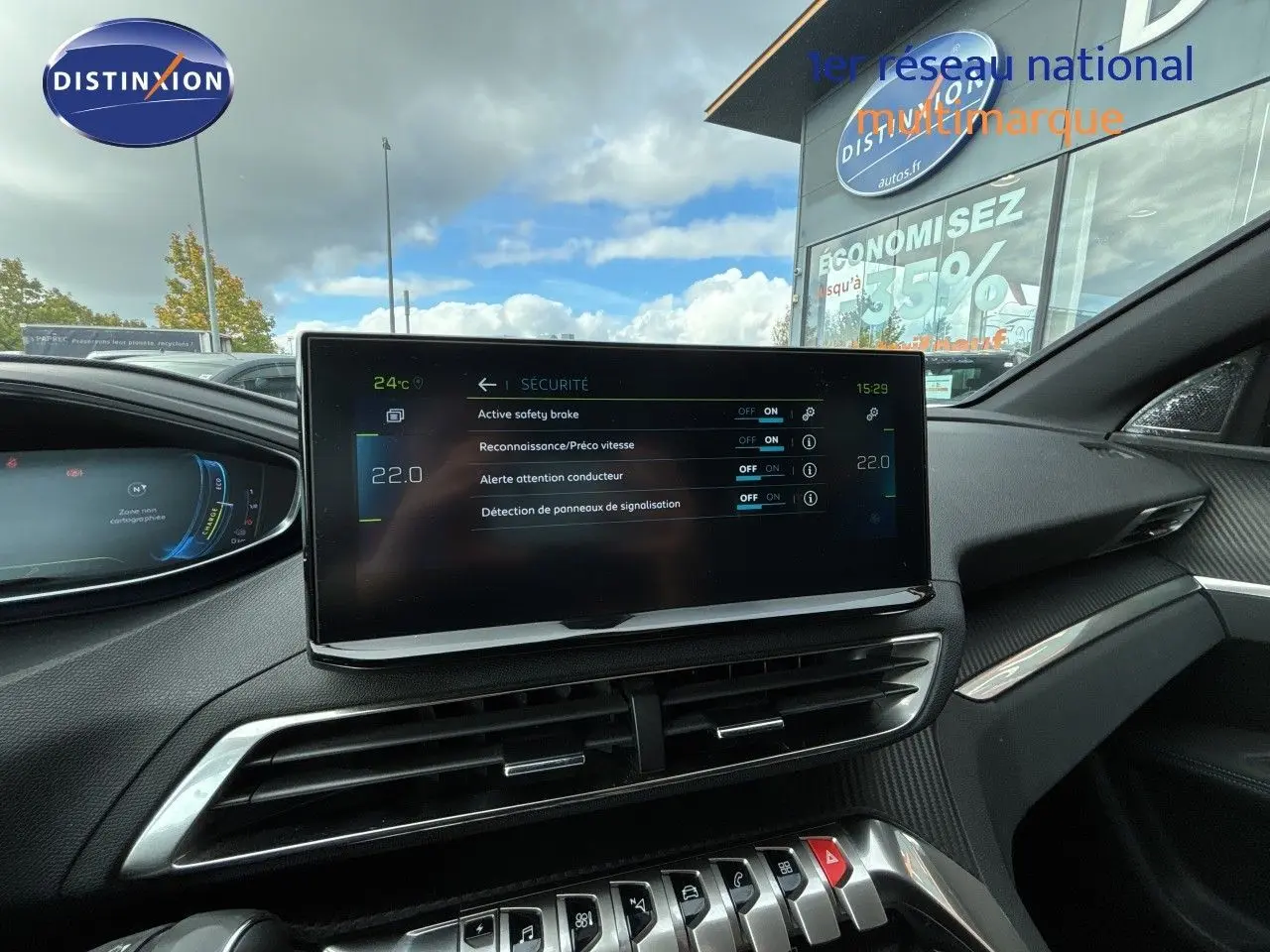 Vue intérieure du tableau de bord du Peugeot 3008 Hybrid 180ch Allure 2024, écran central affichant les réglages de sécurité.