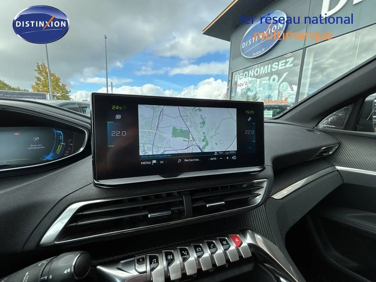 Vue intérieure du tableau de bord du Peugeot 3008 Hybrid 2024 avec écran tactile central et finitions noires modernes.