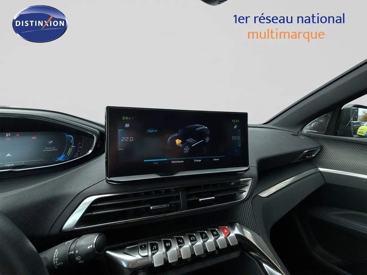 Vue intérieure du tableau de bord du Peugeot 3008 Hybrid 180ch, écran central large affichant les données hybrides.
